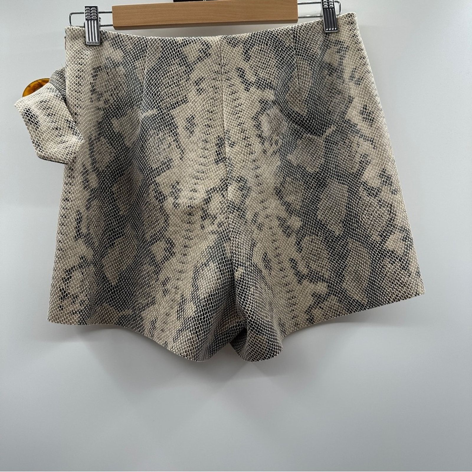 Zara Zara Cream & Gray Snakeskin Print Belted Faux Wrap Skort S Size 26" / US 2 / IT 38 - 4 Thumbnail