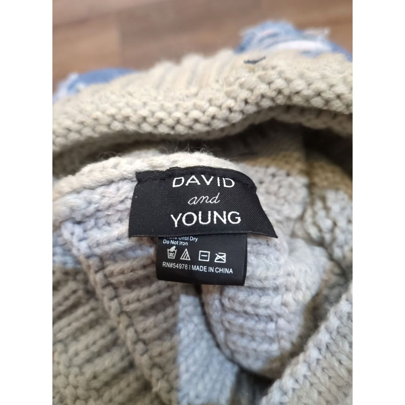 Vintage VINTAGE David and Young Beanie Hat Women One Size Gray Faux Fur Pom Knit Cruelty-Free Winter Modern Logo Cap Size ONE SIZE - 4 Thumbnail