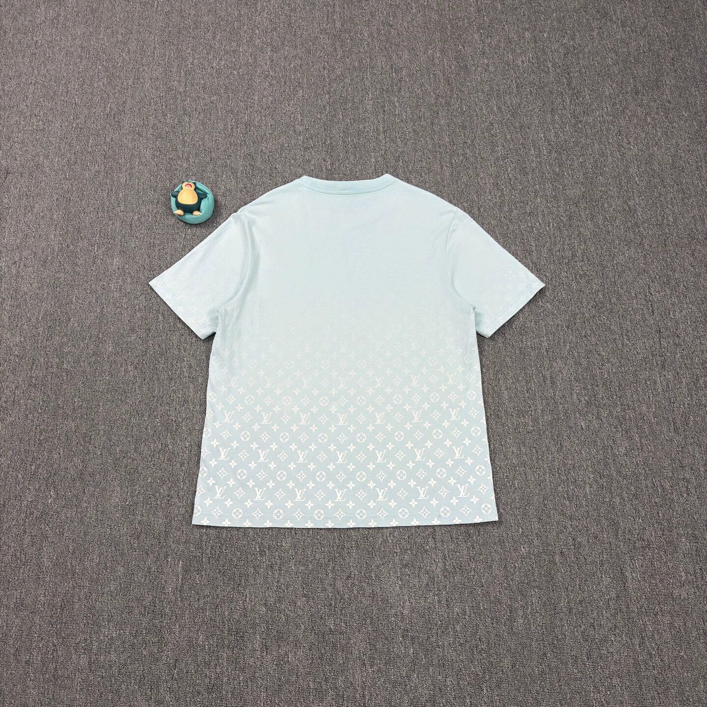 Louis Vuitton LV sky blue gradient print T-shirt XXL like new Size US XXL / EU 58 / 5 - 2 Thumbnail