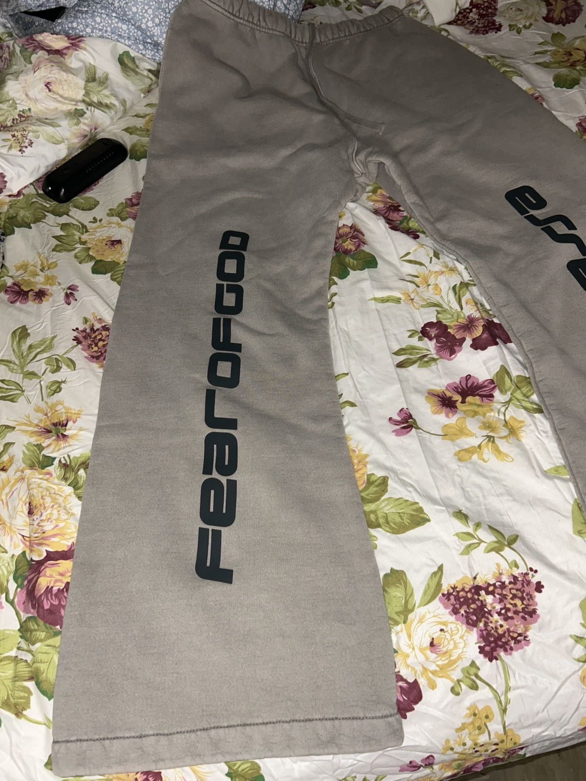 Essentials Fear of god essentials heavy flare sweatpants smoke grey Size US 30 / EU 46 - 2 Thumbnail