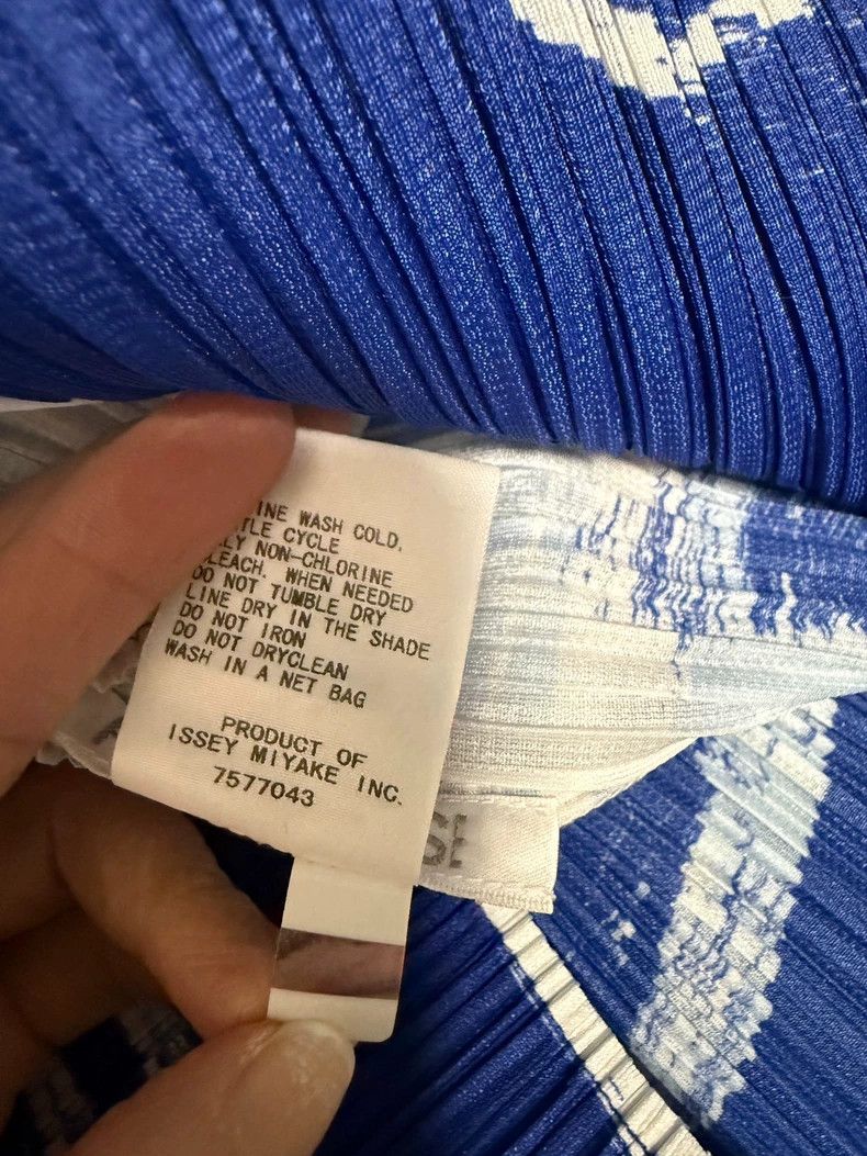 Issey Miyake Issey Miyake size:3 Wave blue and white color-blocked top Size XS / US 0-2 / IT 36-38 - 3 Thumbnail