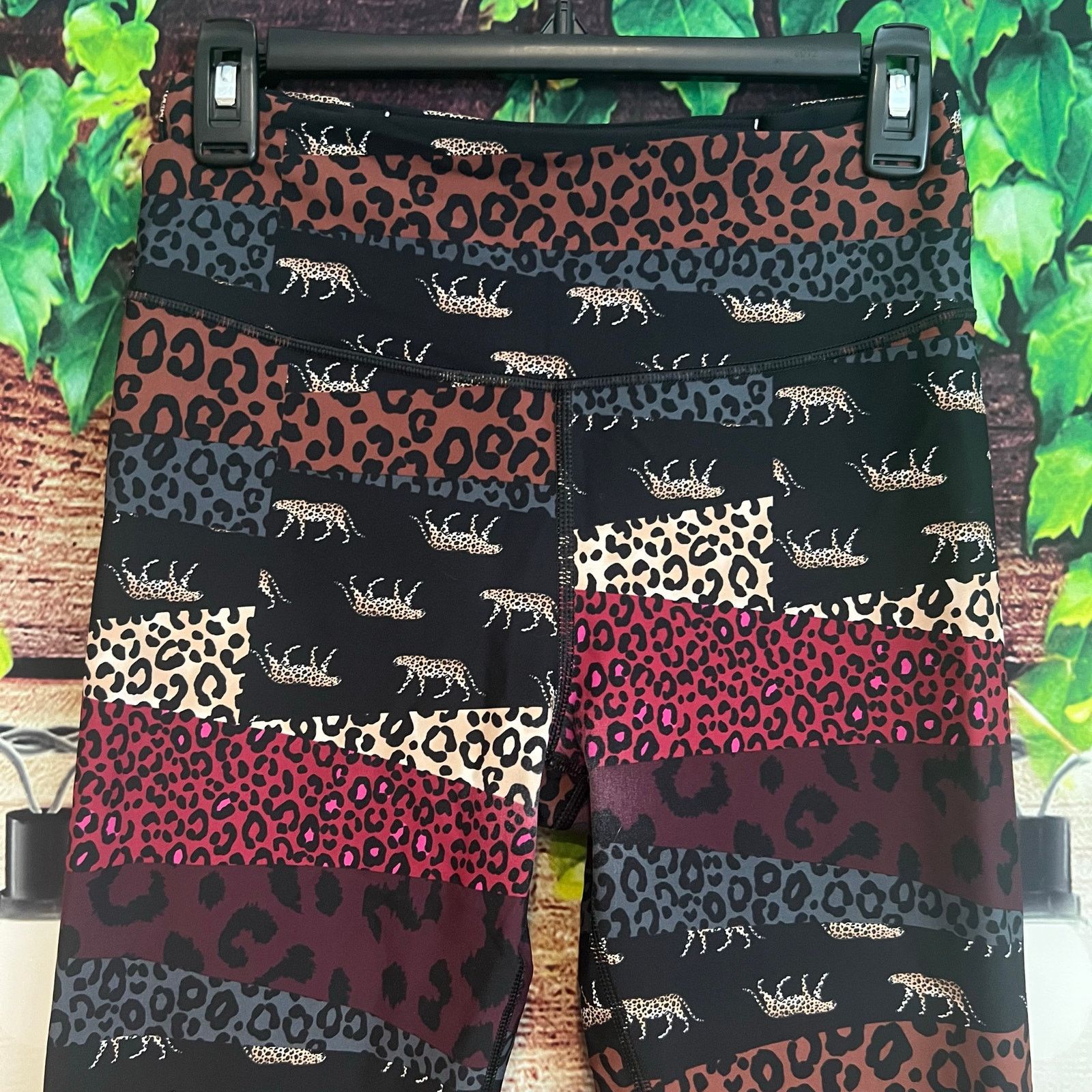 Victoria's Secret Victorias Secret Sport Leggings Medium Jungle Leopard Animal Size 28" / US 6 / IT 42 - 1 Thumbnail