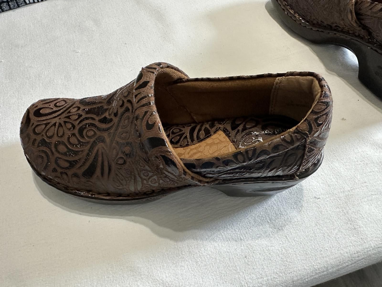 Born Stylish Brown Leather Clogs with Intricate Floral Design Size US 8 / IT 38 - 1 Thumbnail