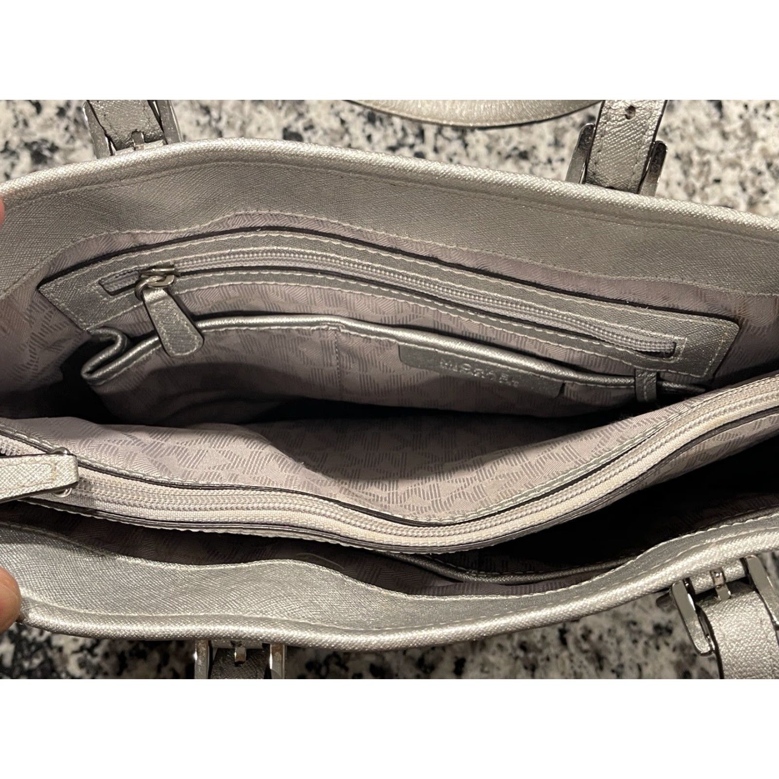 Michael Kors VINTAGE Michael Kors Tote Women Medium Metallic Gray Saffiano Leather Top Zip Purse Handbag Purses Size M / US 6-8 / IT 42-44 - 5 Thumbnail