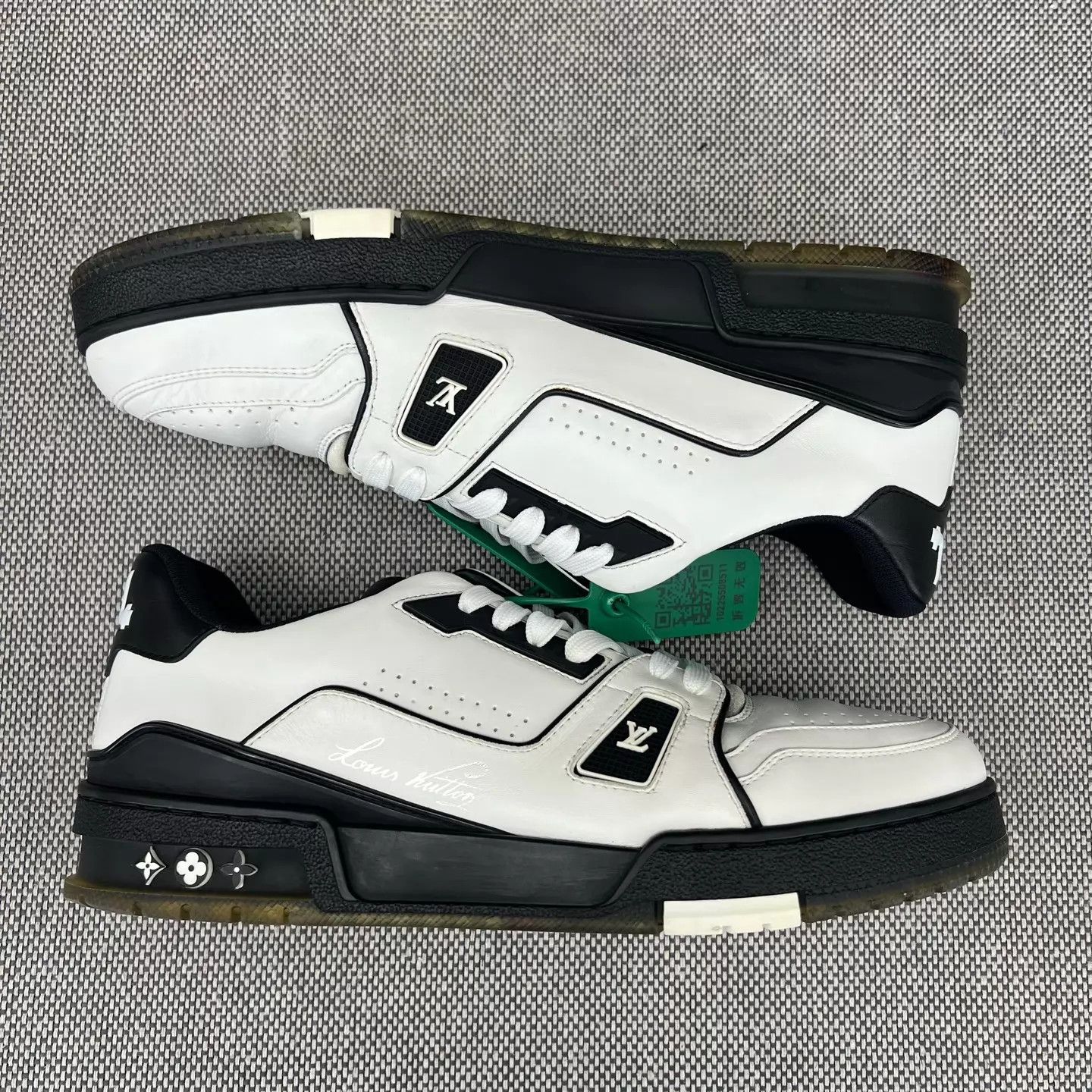 Louis Vuitton LV Trainer Black/White 7 Near New Worn 2-3x Size US 7 / EU 40 - 3 Thumbnail