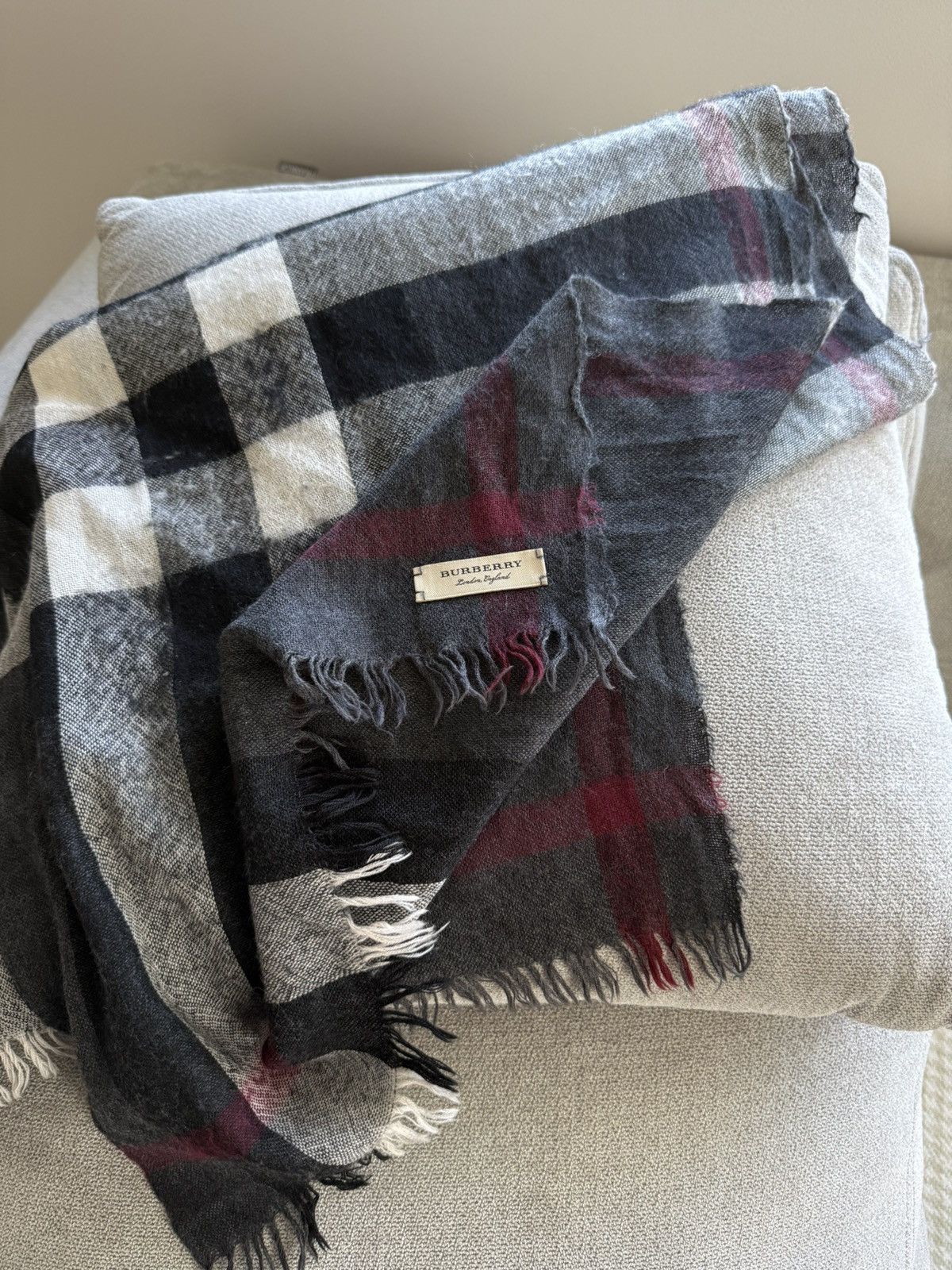 Burberry Burberry Check Cashmere and Wool Lightweight Scarf Size ONE SIZE - 2 Thumbnail