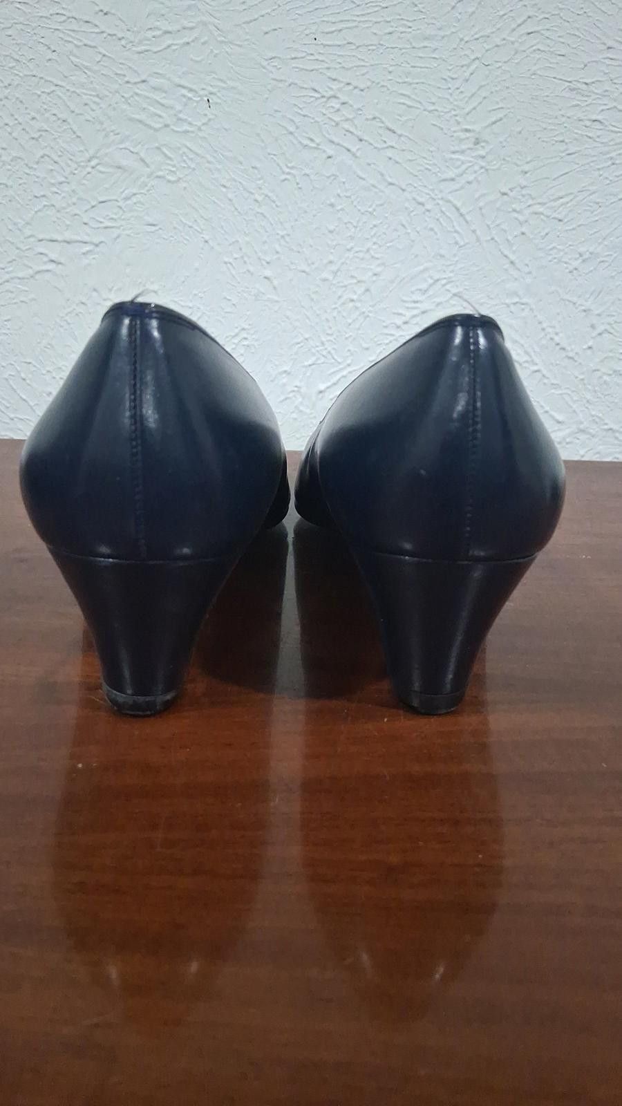 Salvatore Ferragamo Salvatore Ferragamo Vintage Navy Pumps Size 8 B Size US 8 / IT 38 - 4 Thumbnail