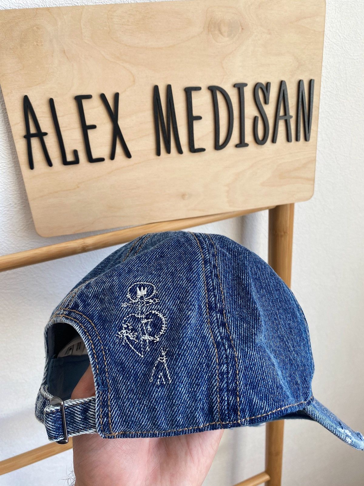 H&M × Jean-Michel Basquiat × Who Decides War WHO DECIDES WAR x BASQUIAT x H&M EMBROIDERED-MOTIF DENIM CAP Size ONE SIZE - 3 Thumbnail