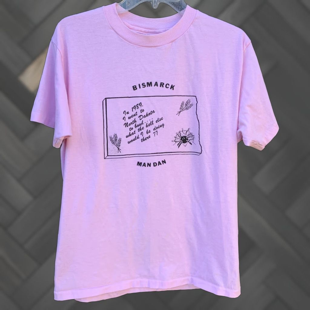 Hanes VINTAGE Hanes T-Shirt Bowl 1989 North Dakota Bismarck Mandan 80s Bowling Graphic Single Stitch Pink L Mens Men Size US L / EU 52-54 / 3 - 1 Thumbnail