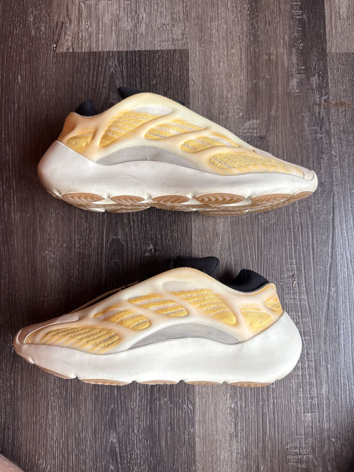 Adidas × Kanye West Yeezy 700 Mono Safflower size 10 Size US 10 / EU 43 - 7 Thumbnail