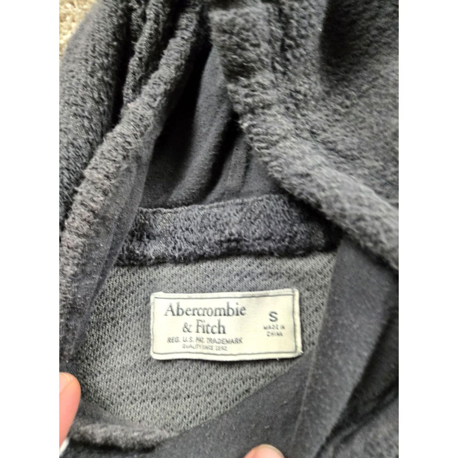 Abercrombie & Fitch Abercrombie & Fitch Hoodie Mens Small Gray Textured Pullover Pockets Knit Cotton Polyester Logo Pullover Hooded Long Sleeve Regular Fit Size US S / EU 44-46 / 1 - 5 Thumbnail