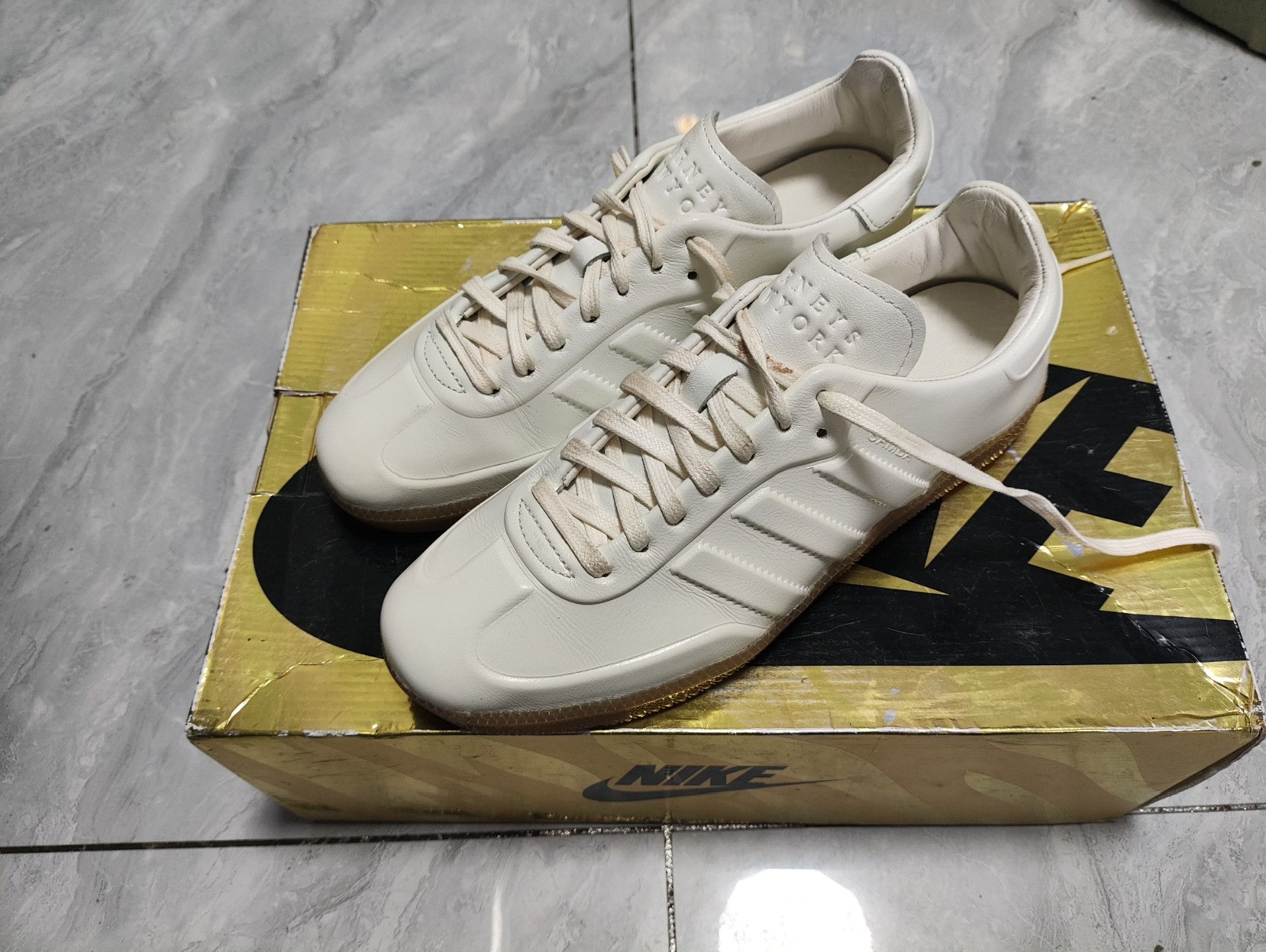 Adidas Adidas White Lowtop Sneakers 7 Men Size US 7 / EU 40 - 1 Thumbnail