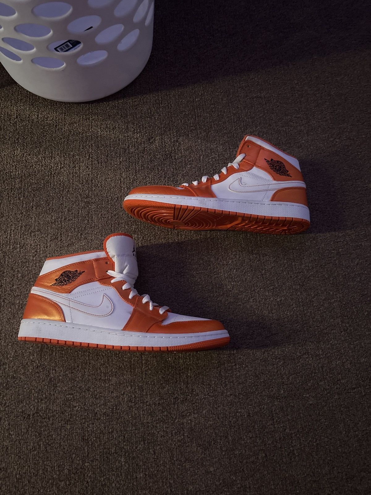 Nike Air Jordan 1 Mid SE Electro Orange Size US 12 / EU 45 - 2 Thumbnail