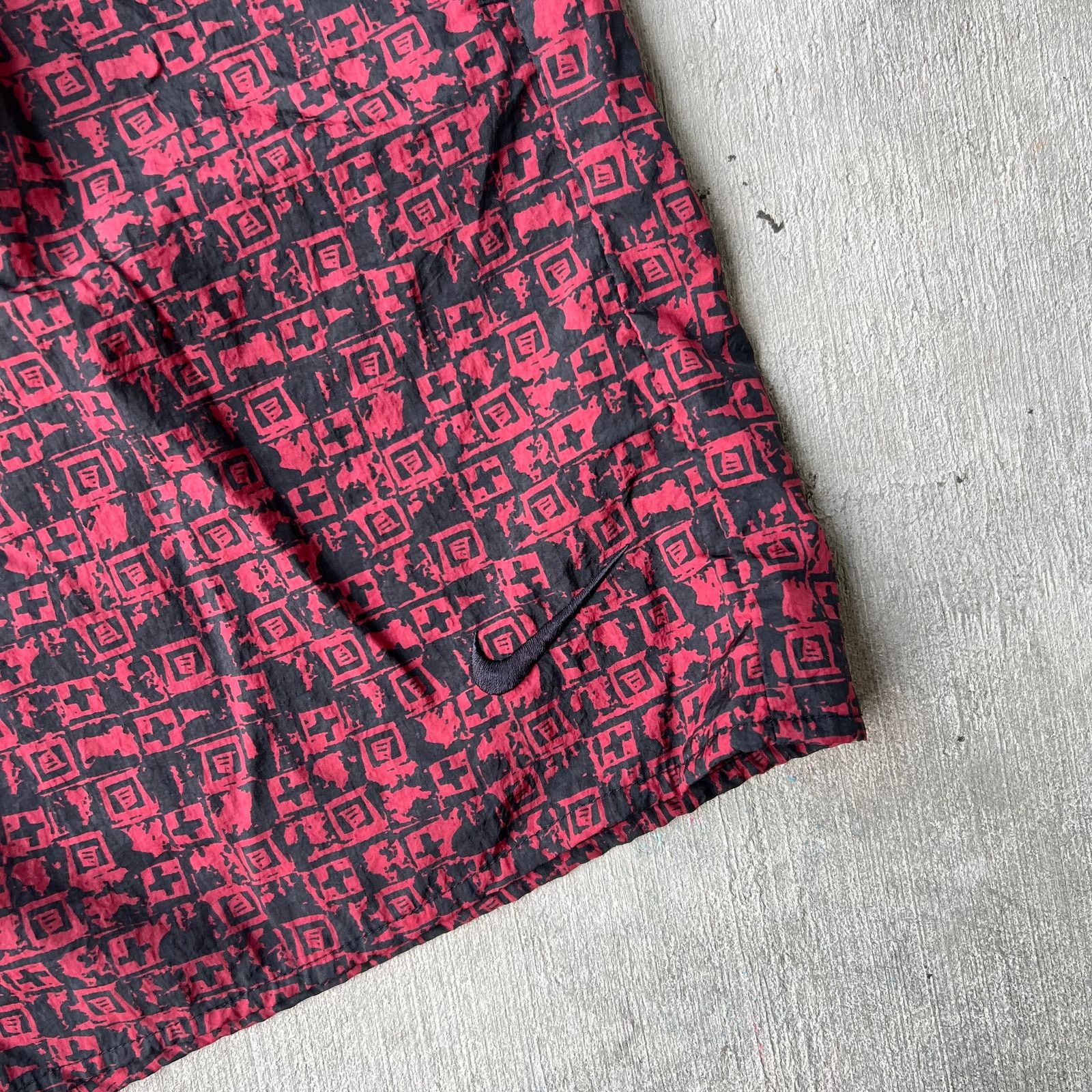 Vintage Vintage 90s Nike abstract red nylon shorts Size US 33 - 2 Thumbnail