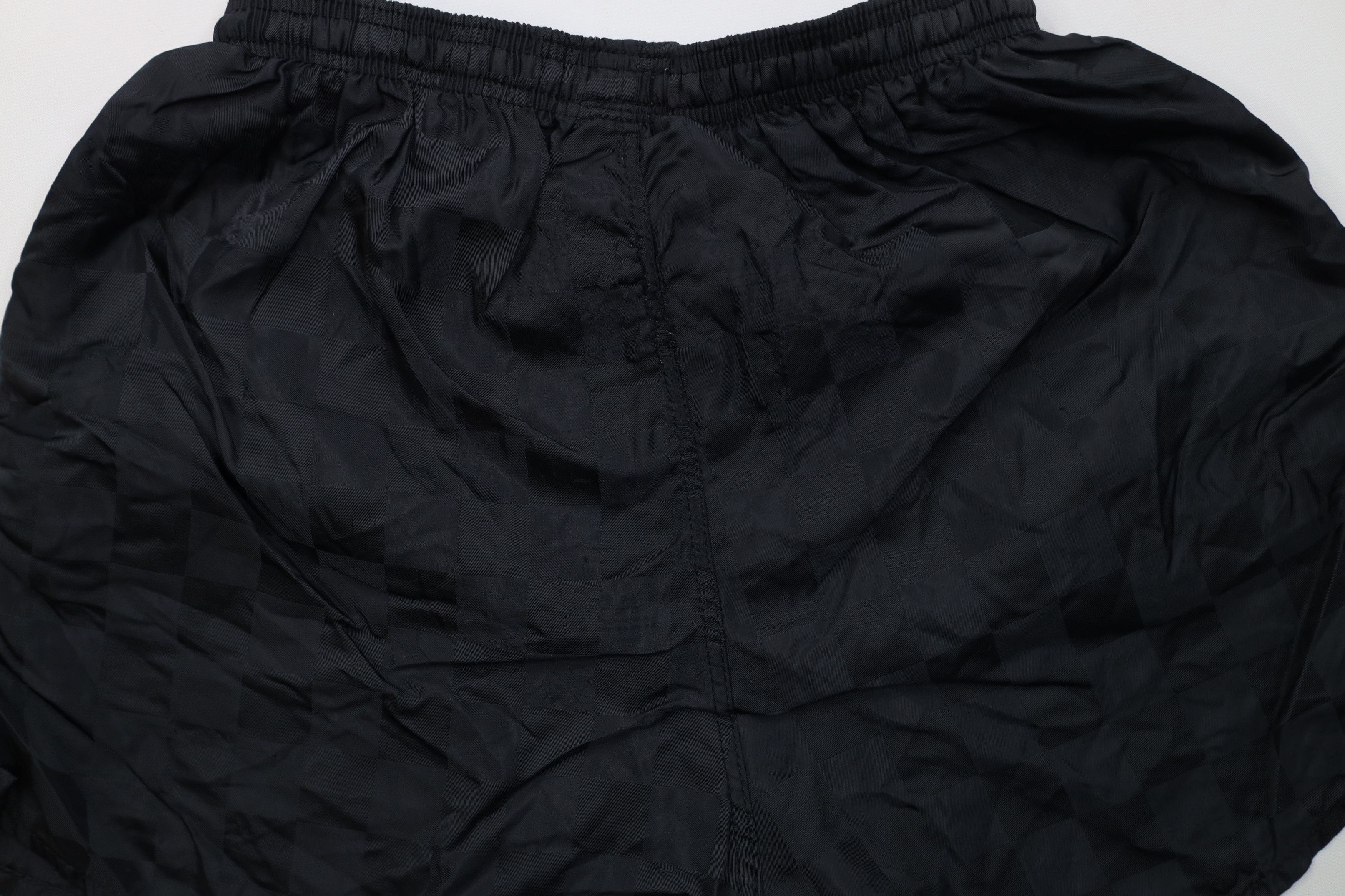 Vintage Vintage 90s Checkered Nylon Running Soccer Shorts Black USA Size US 32 / EU 48 - 10 Thumbnail