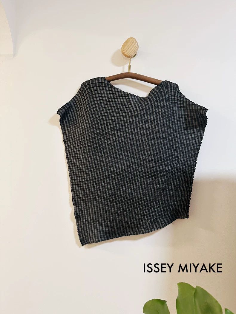 Issey Miyake Issey Miyake size:2 Black main line waffle pleated top Size S / US 4 / IT 40 - 1 Thumbnail