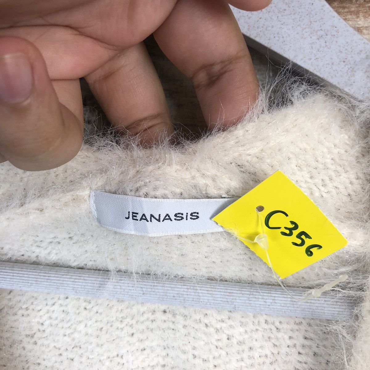 Japanese Brand DL Jeansis White shaggy fur Mohair Knitwear #C356 Size L / US 10 / IT 46 - 9 Thumbnail