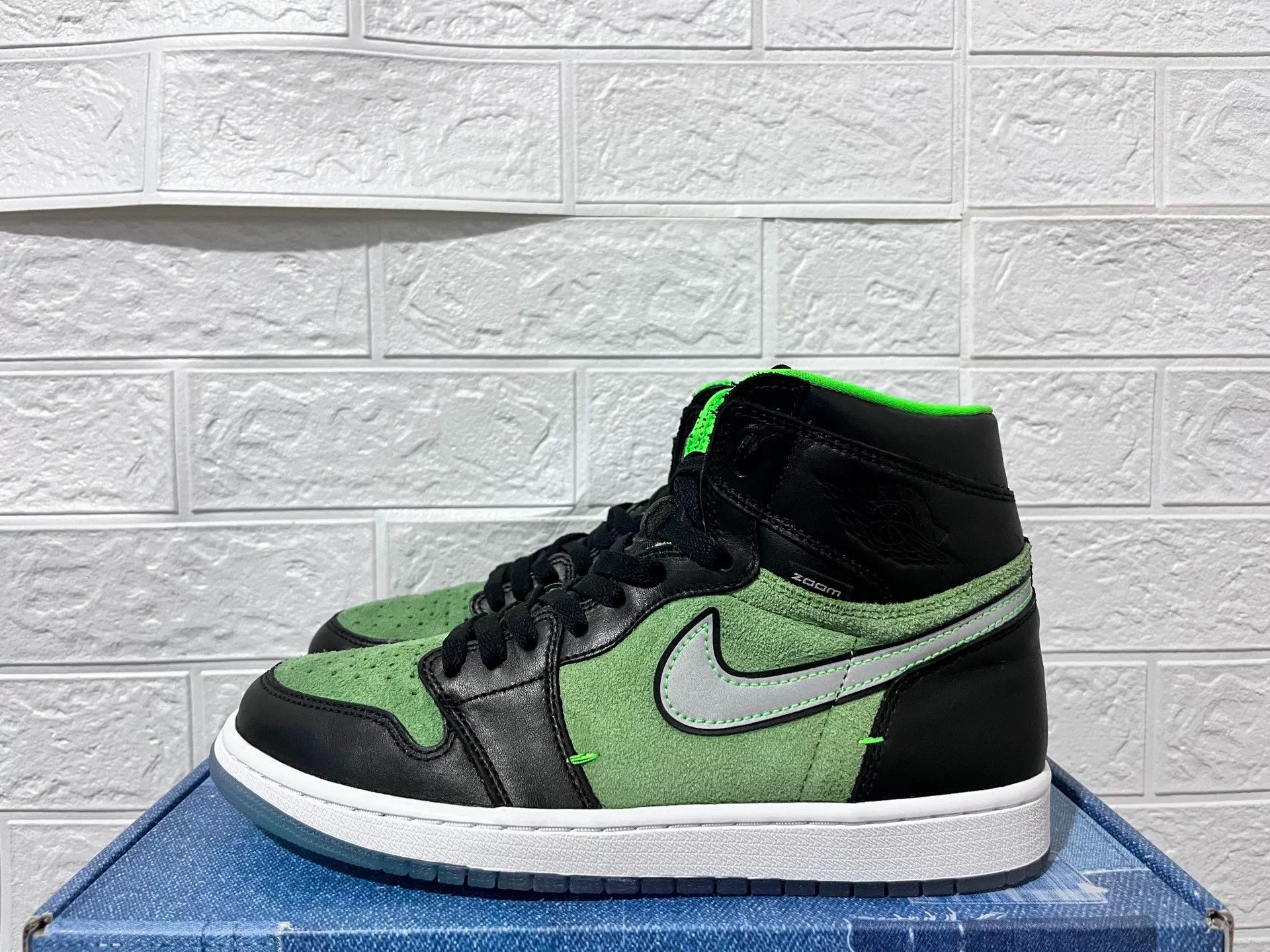 Nike Nike AJ1 Green Lowtop Sneakers 10 Men Size US 10 / EU 43 - 1 Thumbnail