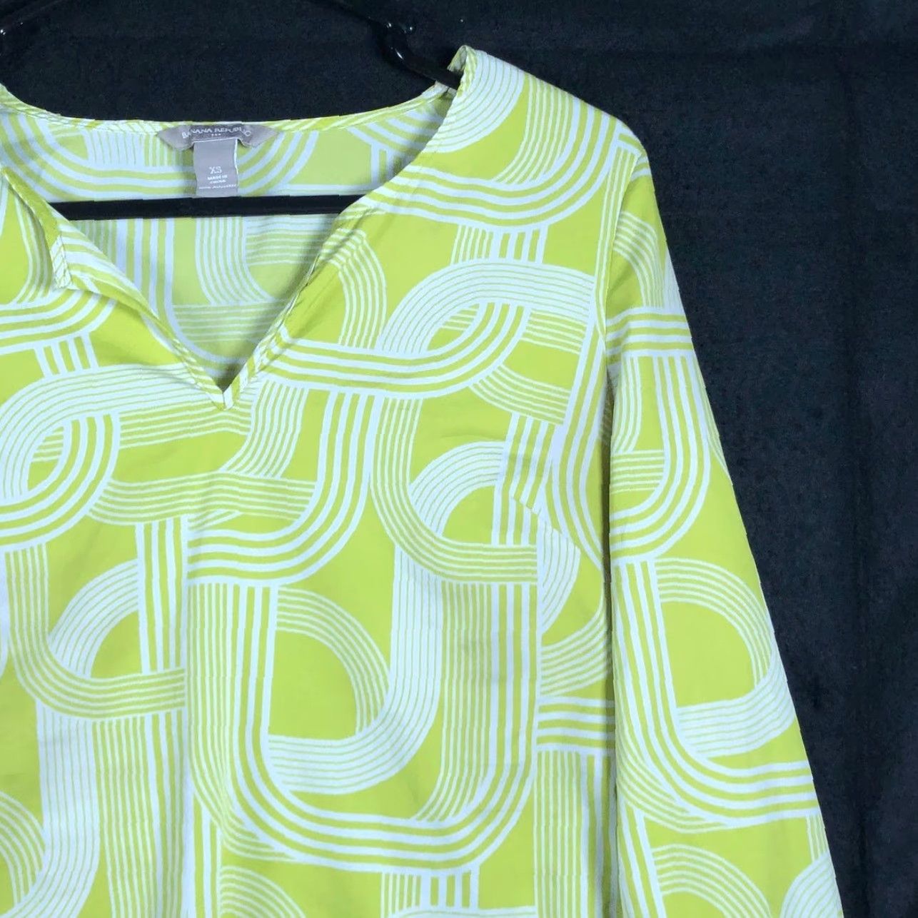 Banana Republic Banana Republic Blouse Women XS V-Neck Lightweight White Lime Green Geometric Pattern Sleeves Long Cultured Casual Workwear Office Size XS / US 0-2 / IT 36-38 - 5 Thumbnail