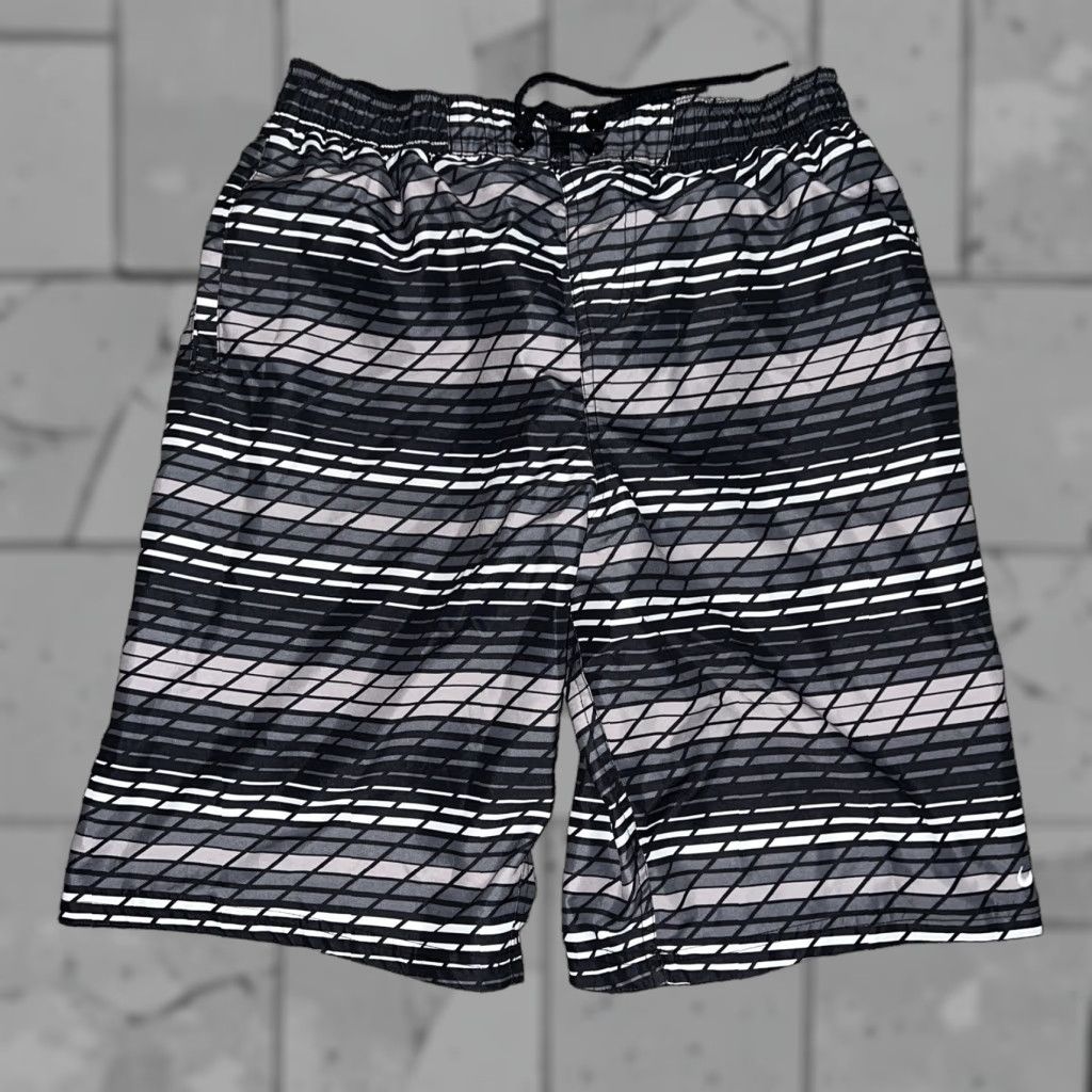 Nike Nike Gray Striped Board Shorts Mens Size M Size US 31 - 1 Thumbnail