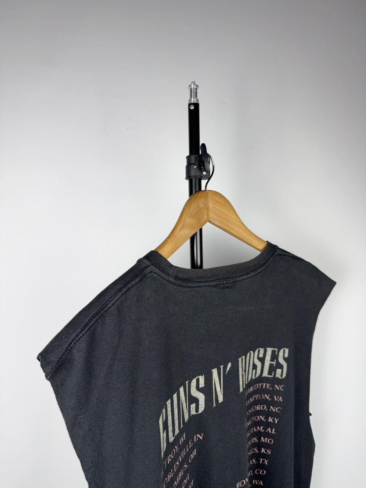 Guns N' Roses 2018 Guns N’ Roses Civil War Cut Off Sleeveless Tee M/L Size US L / EU 52-54 / 3 - 9 Thumbnail