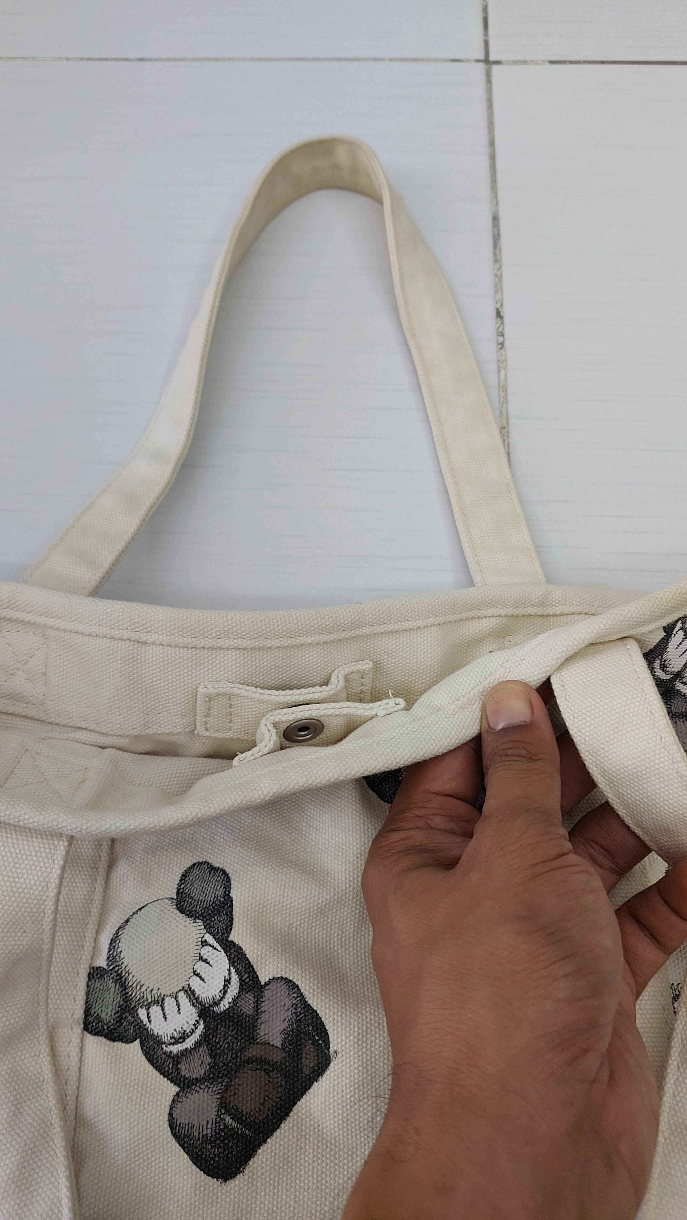 Japanese Brand × Kaws × Uniqlo UNIQLO x KAWS TOTE CANVES BAG Size ONE SIZE - 9 Thumbnail