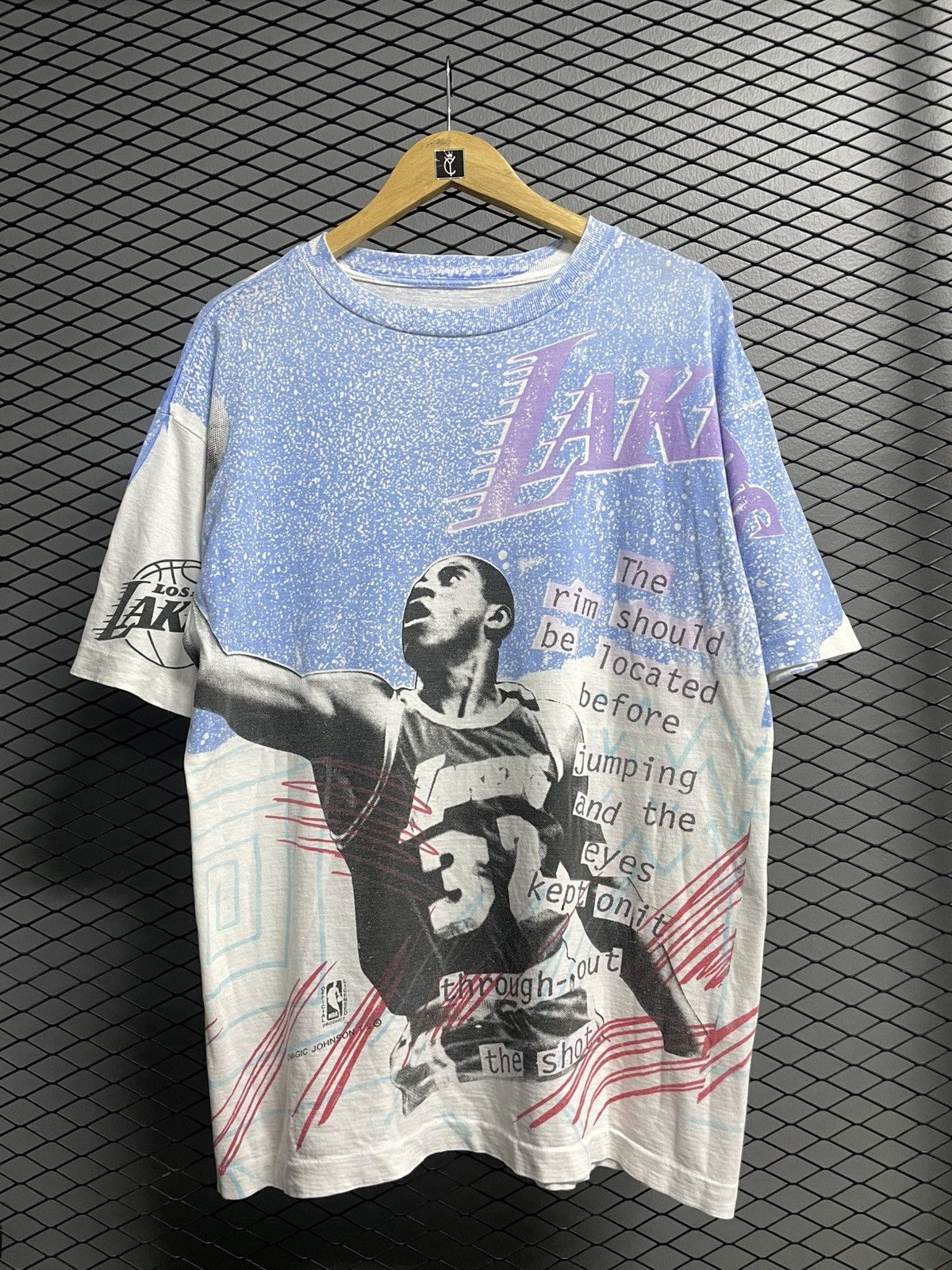 NBA Vintage 90s Magic Johnson Los Angeles Lakers T-shirt. Size US XL / EU 56 / 4 - 1 Thumbnail