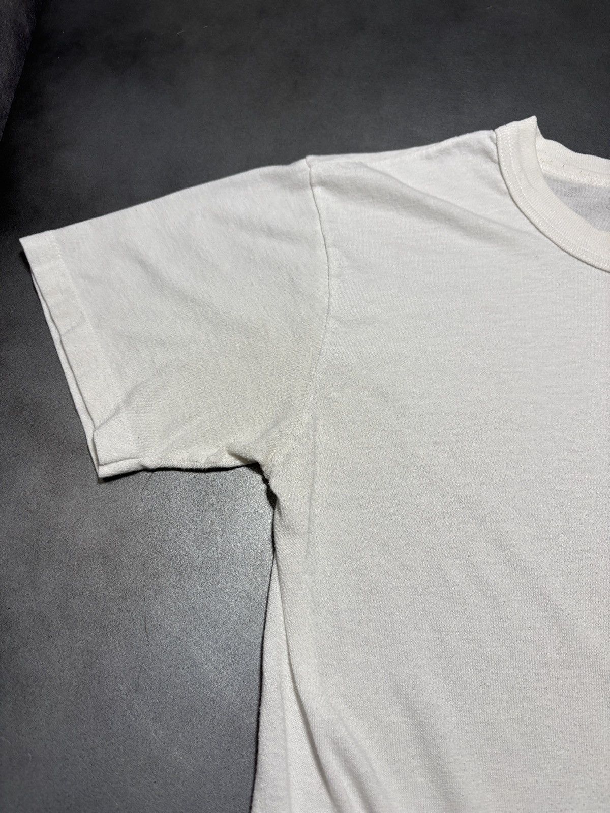 Vintage Vintage Blank Tee White T-Shirt 1970s 1980s Tubular Base Lay Size US S / EU 44-46 / 1 - 5 Thumbnail