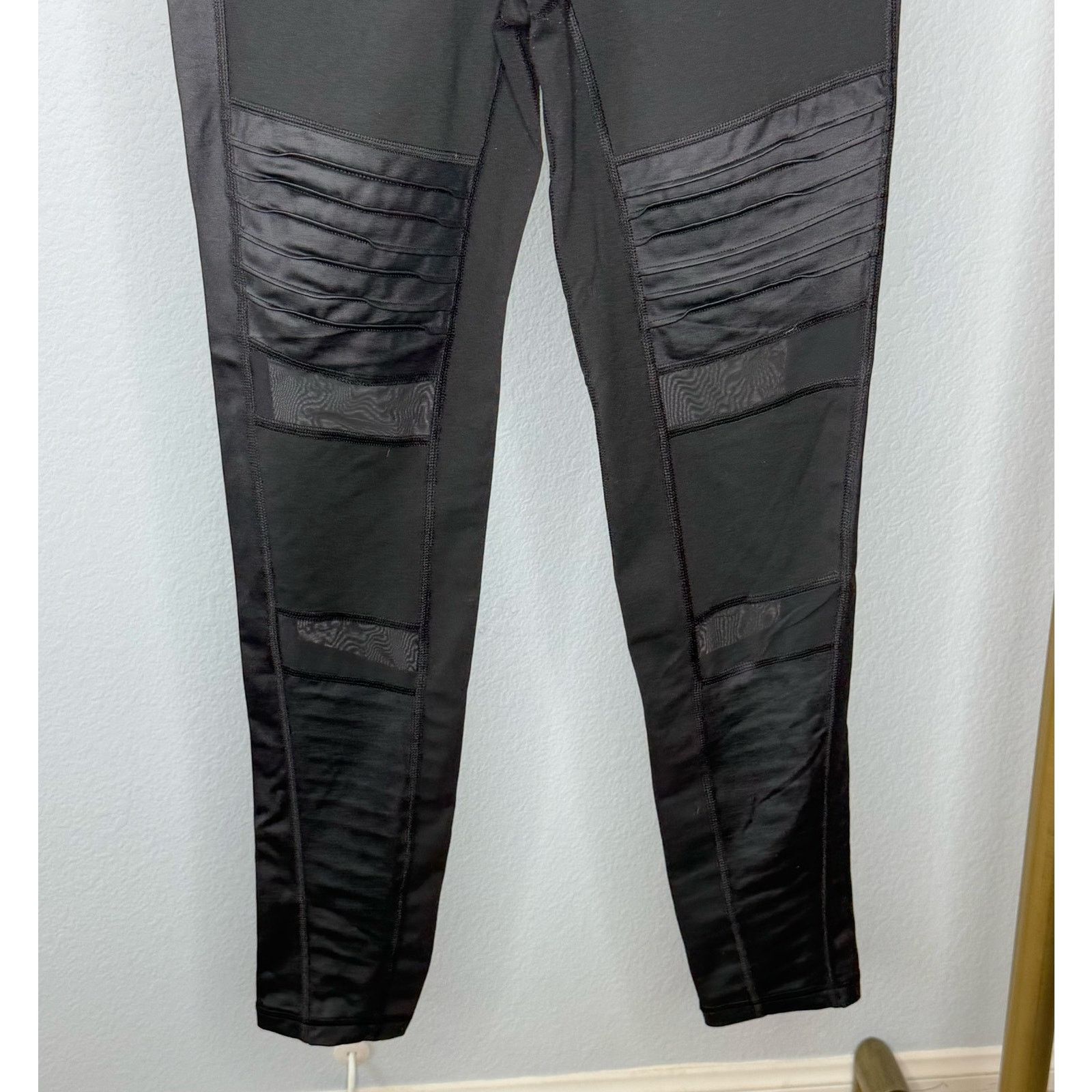 Victoria's Secret Victoria’s Secret Sport Moto Knockout Mesh Leggings Size 27" / US 4 / IT 40 - 3 Thumbnail