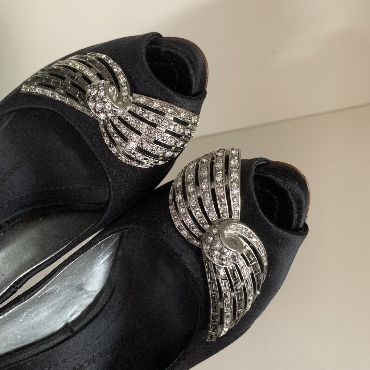 Giuseppe Zanotti Giuseppe Zanotti crystal bow black satin pumps Size US 6 / IT 36 - 6 Thumbnail