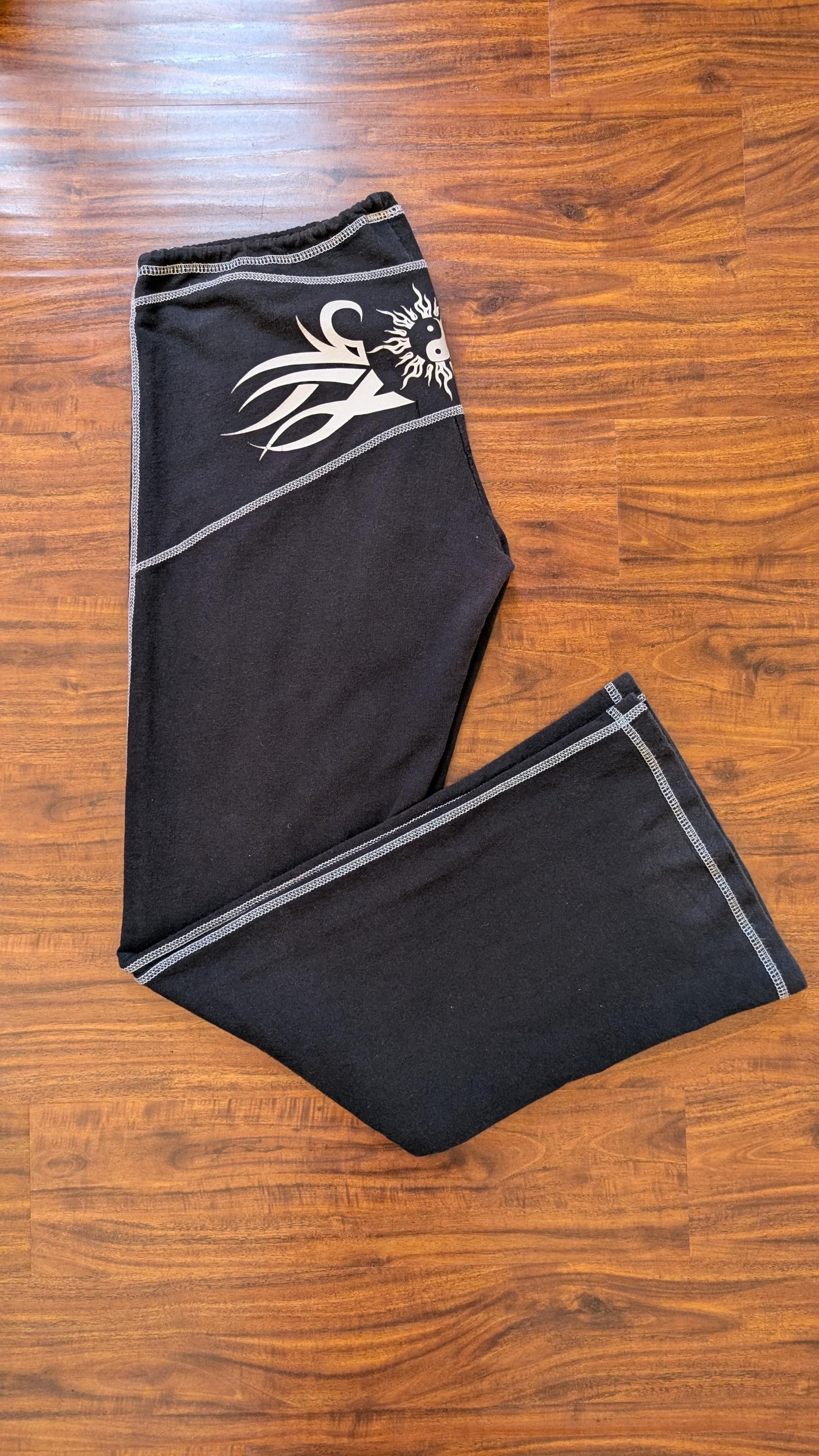 Vintage 90s/Y2K Black Low Rise Flared Yoga Pants Yin Yang Tribal Size 34" / US 12 / IT 48 - 4 Thumbnail