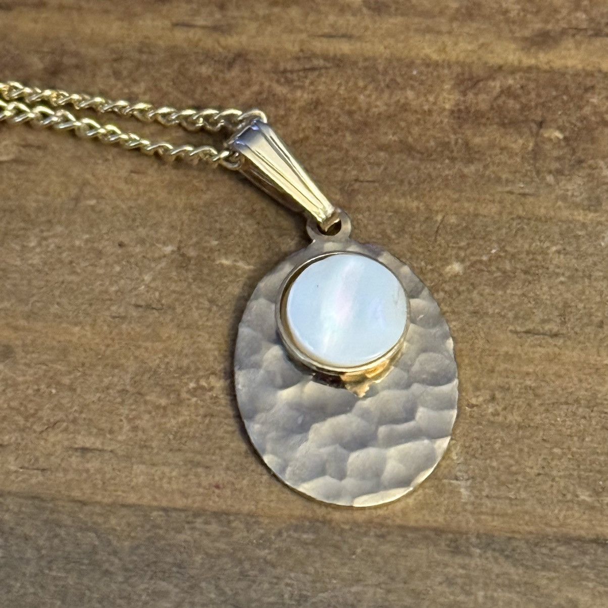 Vintage Vintage gold hammered disc & MOP necklace and earrings set Size ONE SIZE - 5 Thumbnail