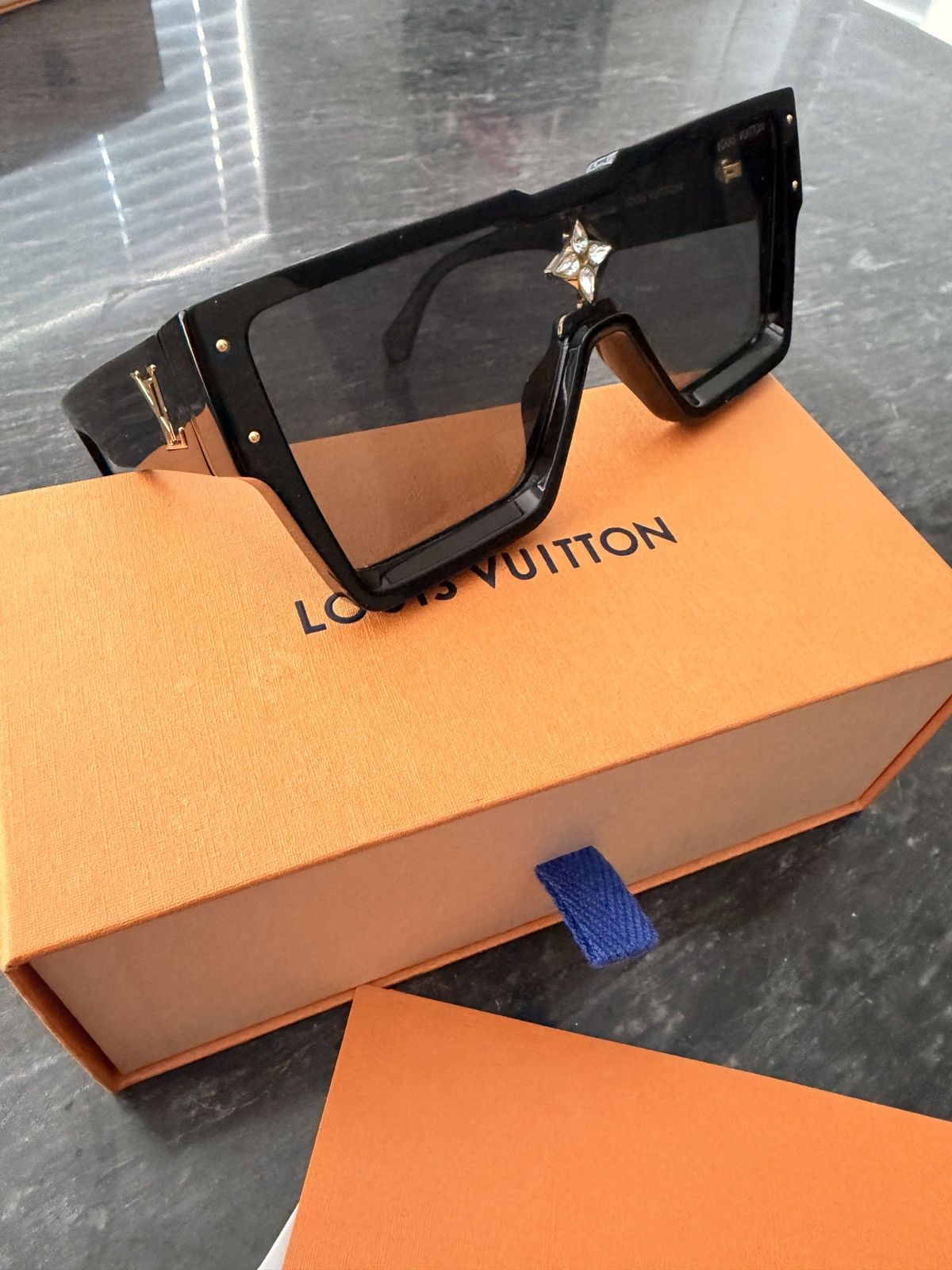 Louis Vuitton Louis Vuitton Black cyclone Sunglasses with Gold Accents E Size ONE SIZE - 1 Thumbnail