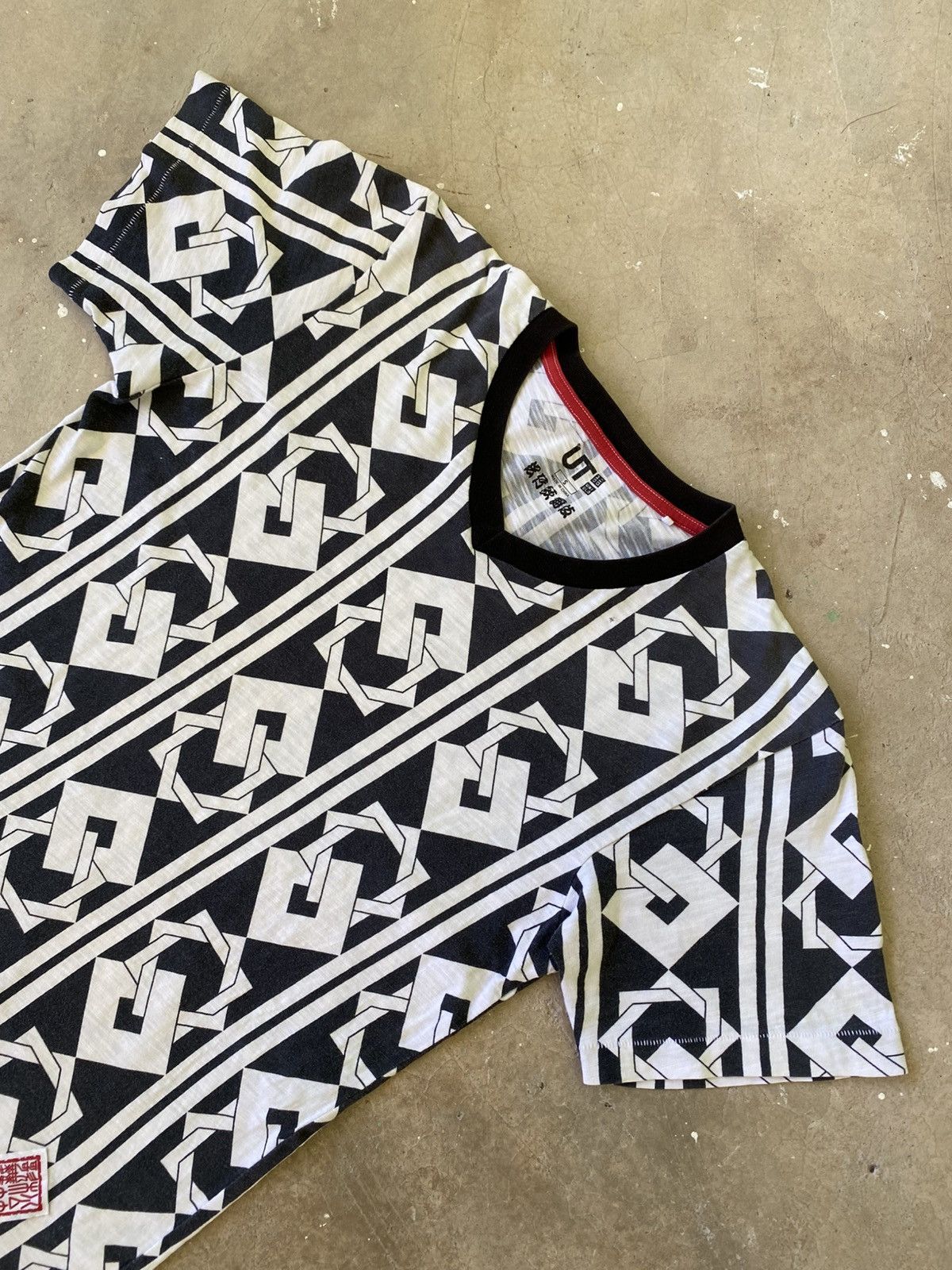 Uniqlo Uniqlo UT Japanese Pattern All Over Print Tee Japan Size US S / EU 44-46 / 1 - 2 Thumbnail