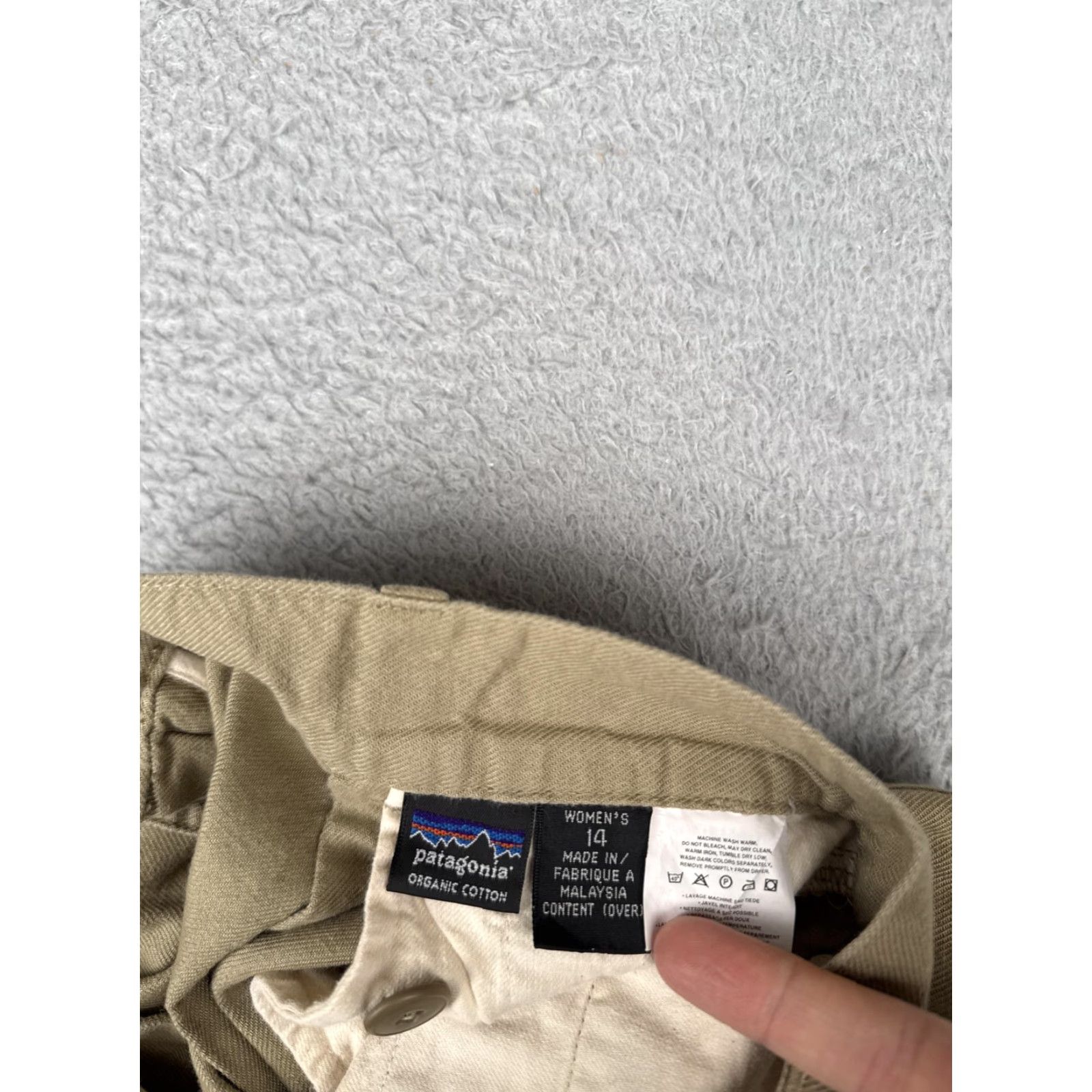 Patagonia VINTAGE Patagonia Shorts Womens 10 Khaki Organic Cotton Pleated Chino Hiking Casual 30x8 Size 32" / US 10 / IT 46 - 7 Thumbnail