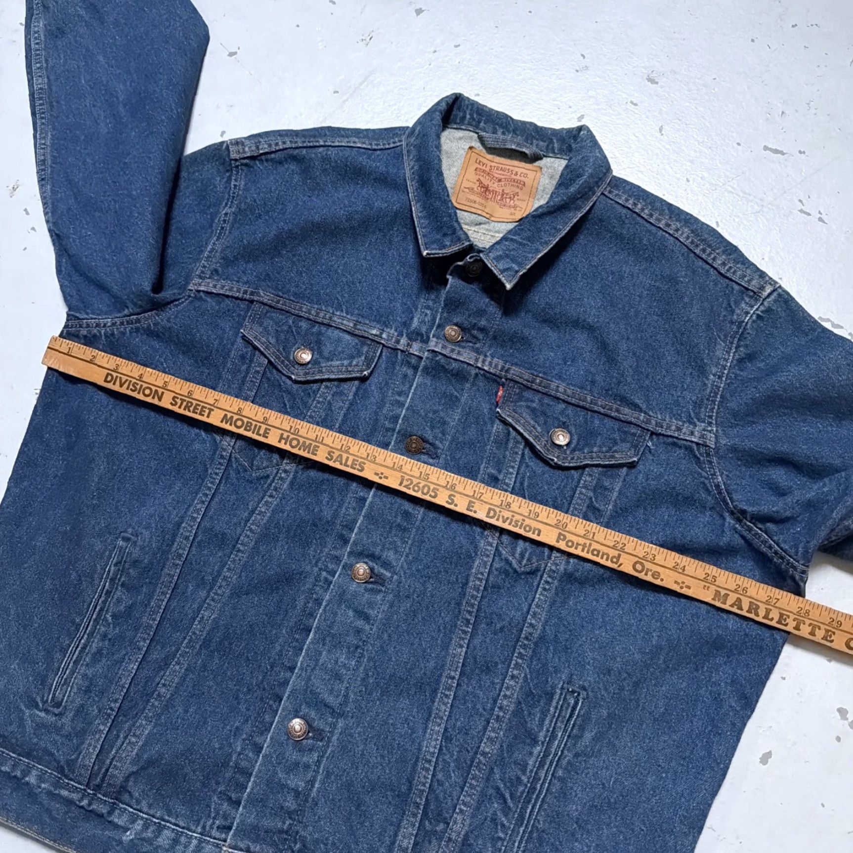 Levi's VINTAGE Levi’s 71506-0216 Denim Blue Trucker Jacket Shirt Unisex Adults 52 L USA 90s 80s Heritage Workwear Biker 52 L Mens Womens Girls Boys Size US L / EU 52-54 / 3 - 4 Thumbnail