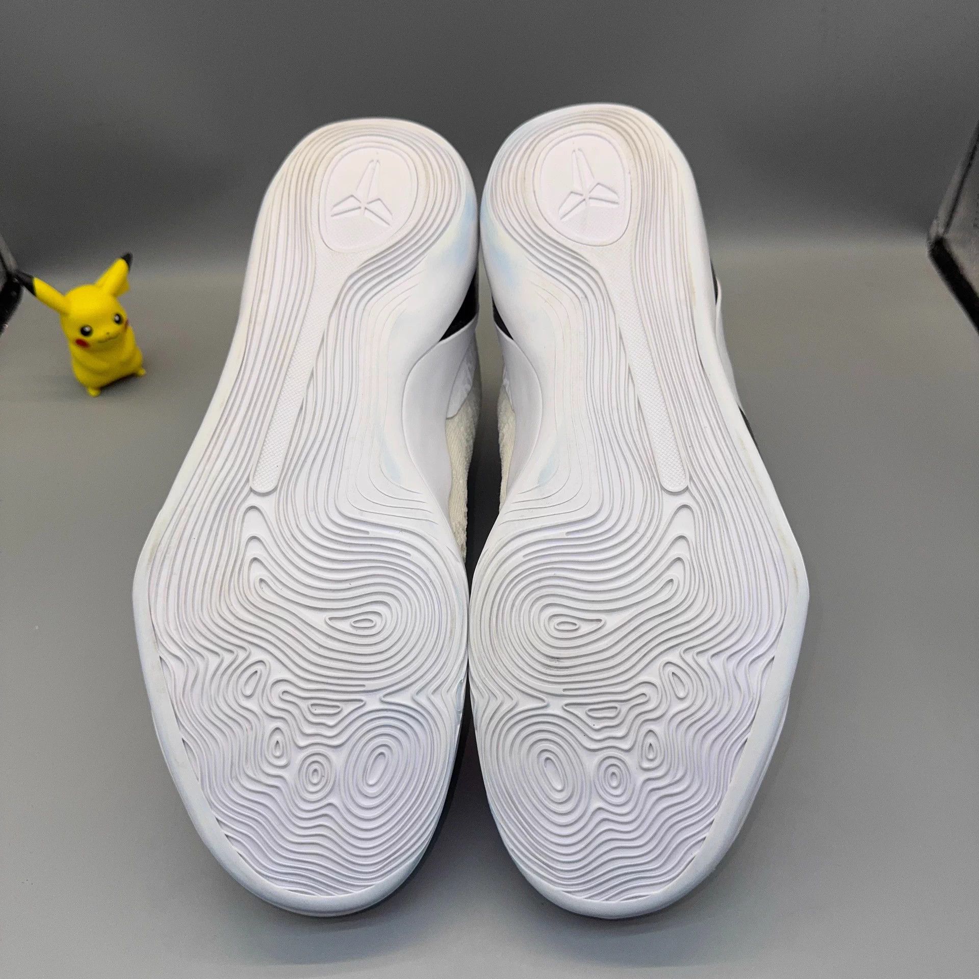 Nike Nike Kobe 9 White 47.5 Size US 14 / EU 47 - 4 Thumbnail