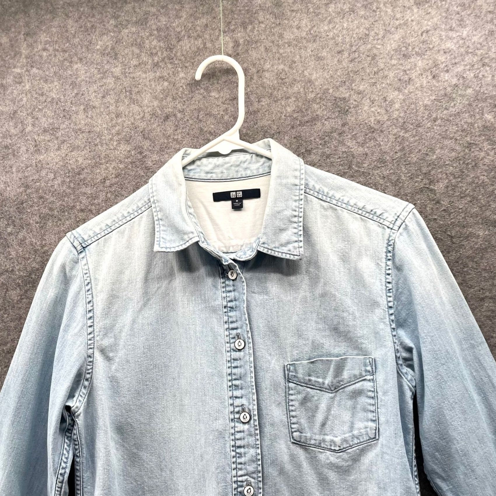 Uniqlo Uniqlo Chambray Button Down Shirt Womens M Light Blue Long Sleeve Denim Size M / US 6-8 / IT 42-44 - 3 Thumbnail