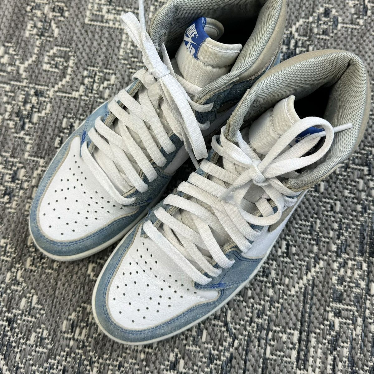 Jordan Brand JORDAN 1 RETRO HIGH HYPER ROYAL SMOKE GRAY 8US/7UK/41EU Size US 8 / EU 41 - 4 Thumbnail