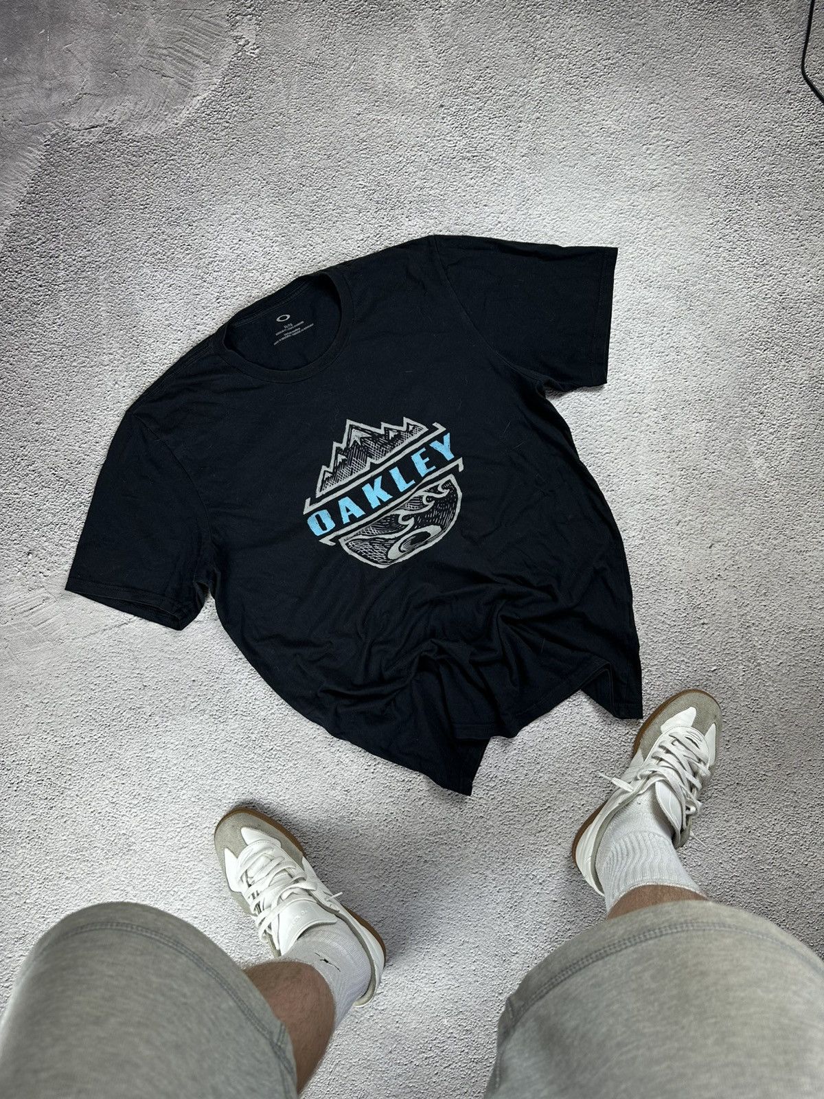 Oakley Vintage Oakley T-Shirt Big Logo Faded Y2K Japan Style Size US XL / EU 56 / 4 - 1 Thumbnail