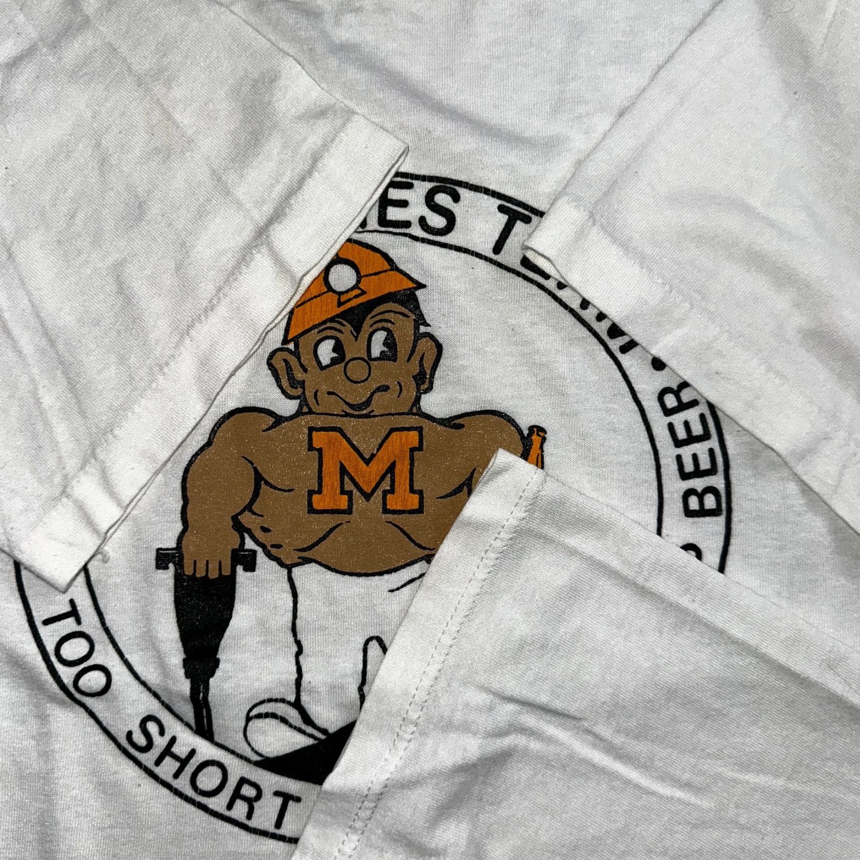Jerzees VINTAGE Cheap Beer Montana Tech Wild Times Buff Guy VTG T Shirt 80s Quote Funny Graphic Size US L / EU 52-54 / 3 - 3 Thumbnail