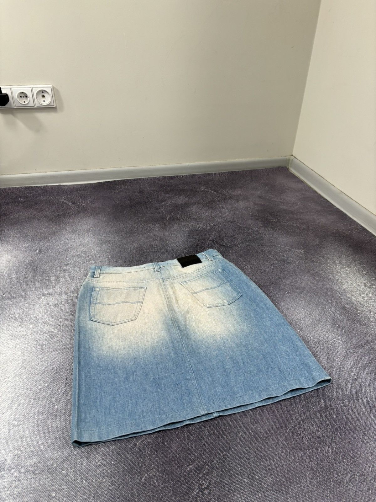 GF Ferre Vintage Gianfranco Ferre Women’s Luxury Faded Denim Skirt Size 30" / US 8 / IT 44 - 10 Thumbnail
