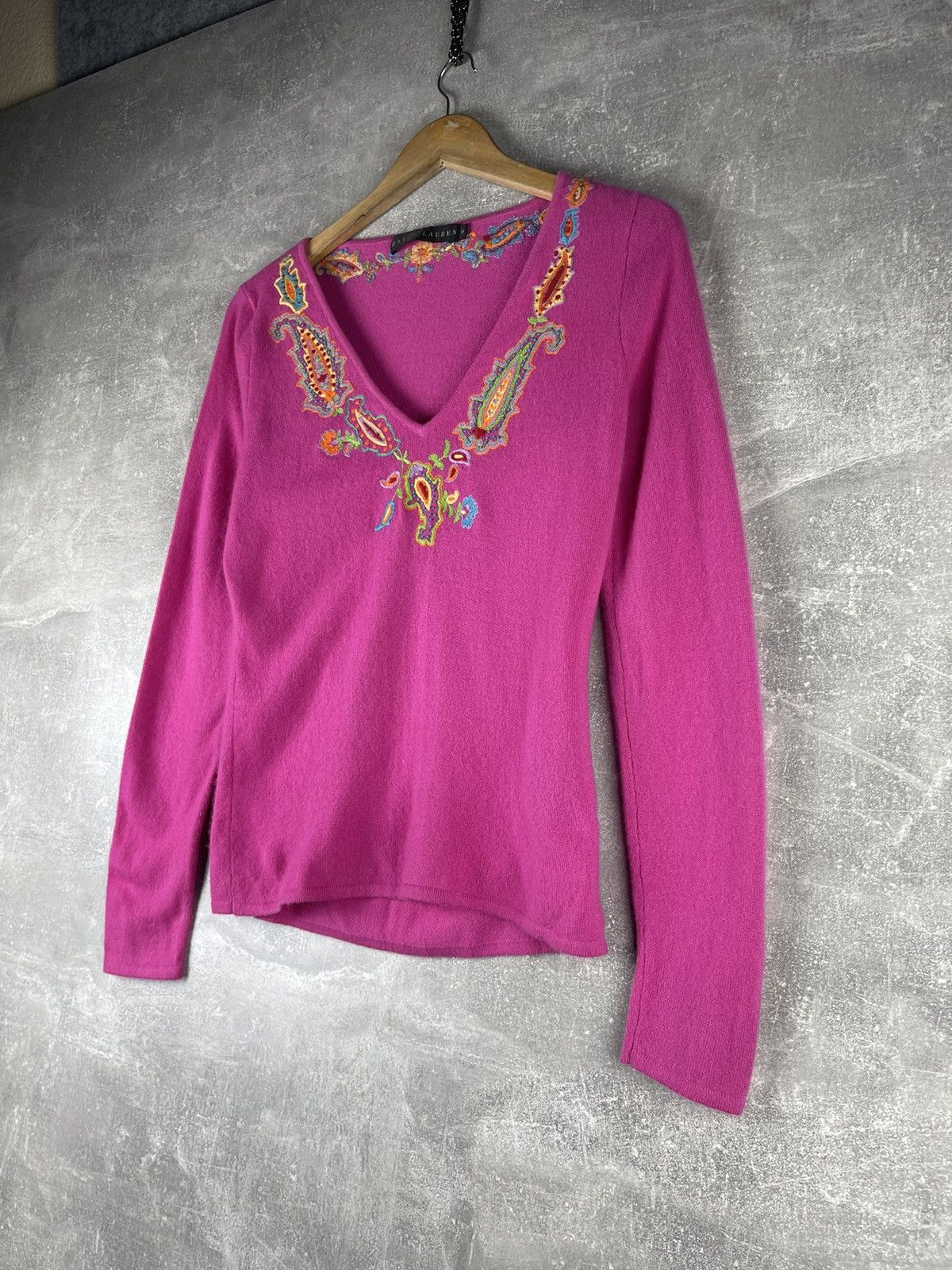 Ralph Lauren Black Label Ralph Lauren Black Label Cashmere Embroidered V-Neck Sweater Size M / US 6-8 / IT 42-44 - 2 Thumbnail