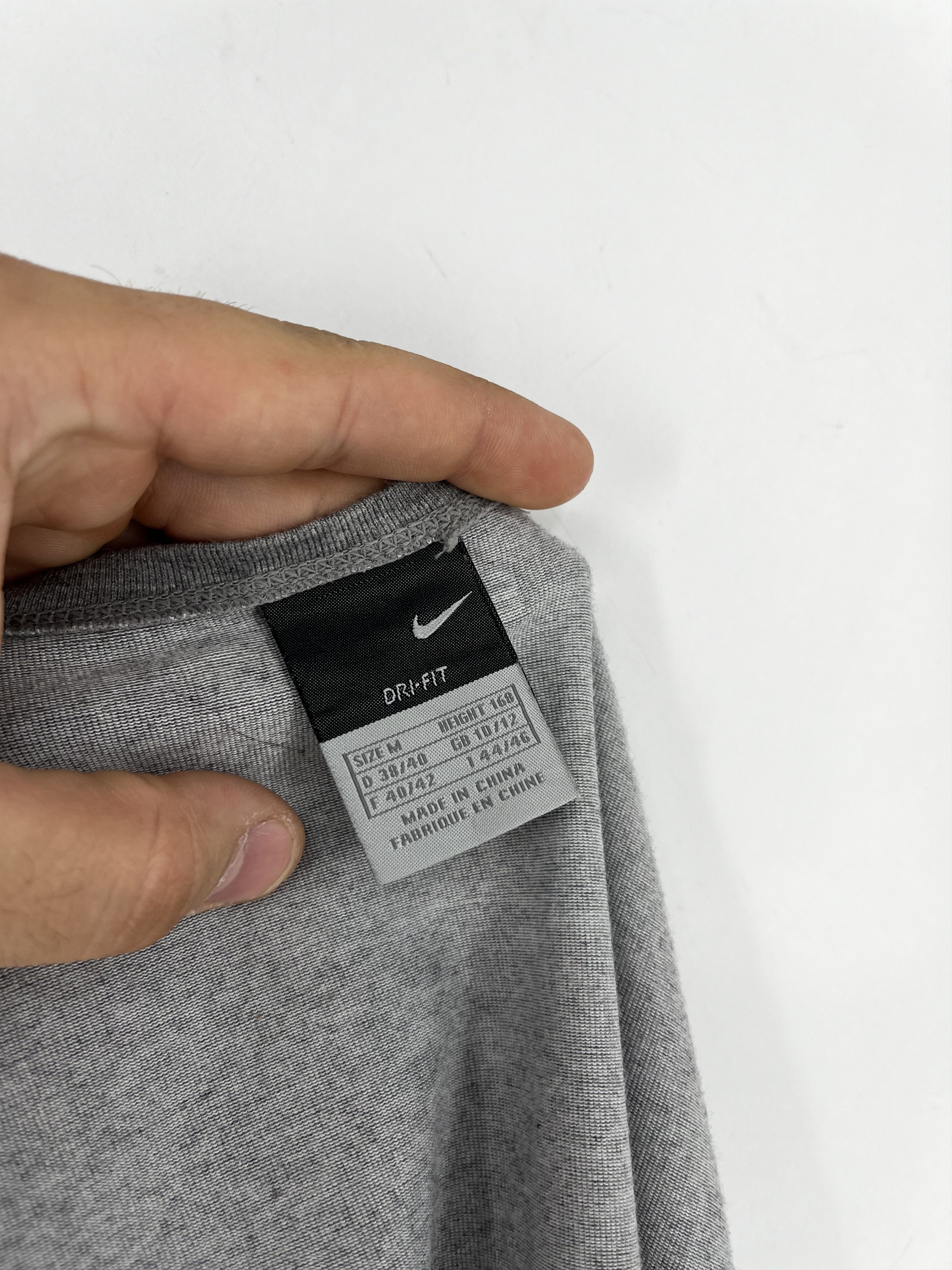 Nike Vintage 90s Nike Big Logo Faded T-shirt Streetwear Style Size M / US 6-8 / IT 42-44 - 9 Thumbnail