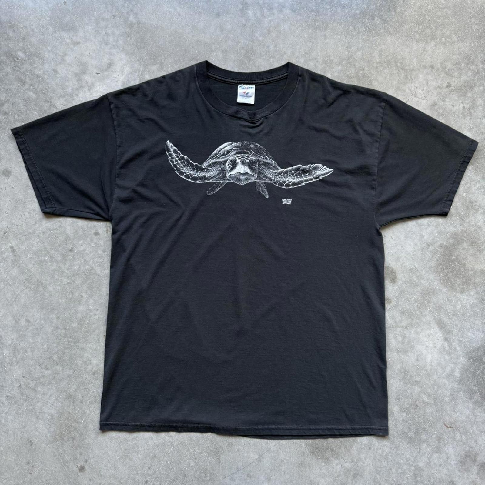 Other Flying Turtle Productions “Art: Dithrich” Y2K Faded T-Shirt Size US XXL / EU 58 / 5 - 1 Thumbnail