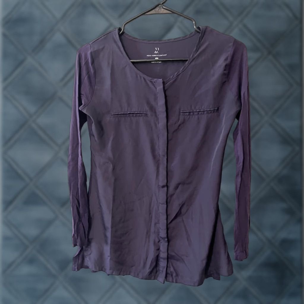 Vintage New York & Company Women's Blouse XS Purple Stretch Long Sleeve Crew Neck Button Casual Size XS / US 0-2 / IT 36-38 - 1 Thumbnail