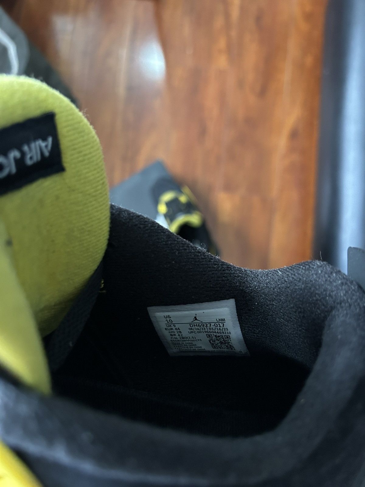 Nike Jordan 4 Retros black and yellow Size US 9 / EU 42 - 6 Thumbnail