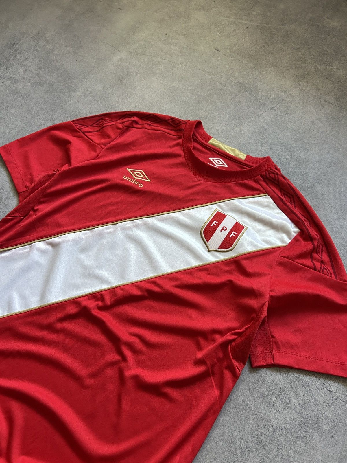 Umbro Umbro Peru 🇵🇪 World Cap jersey mens size L Size US L / EU 52-54 / 3 - 2 Thumbnail