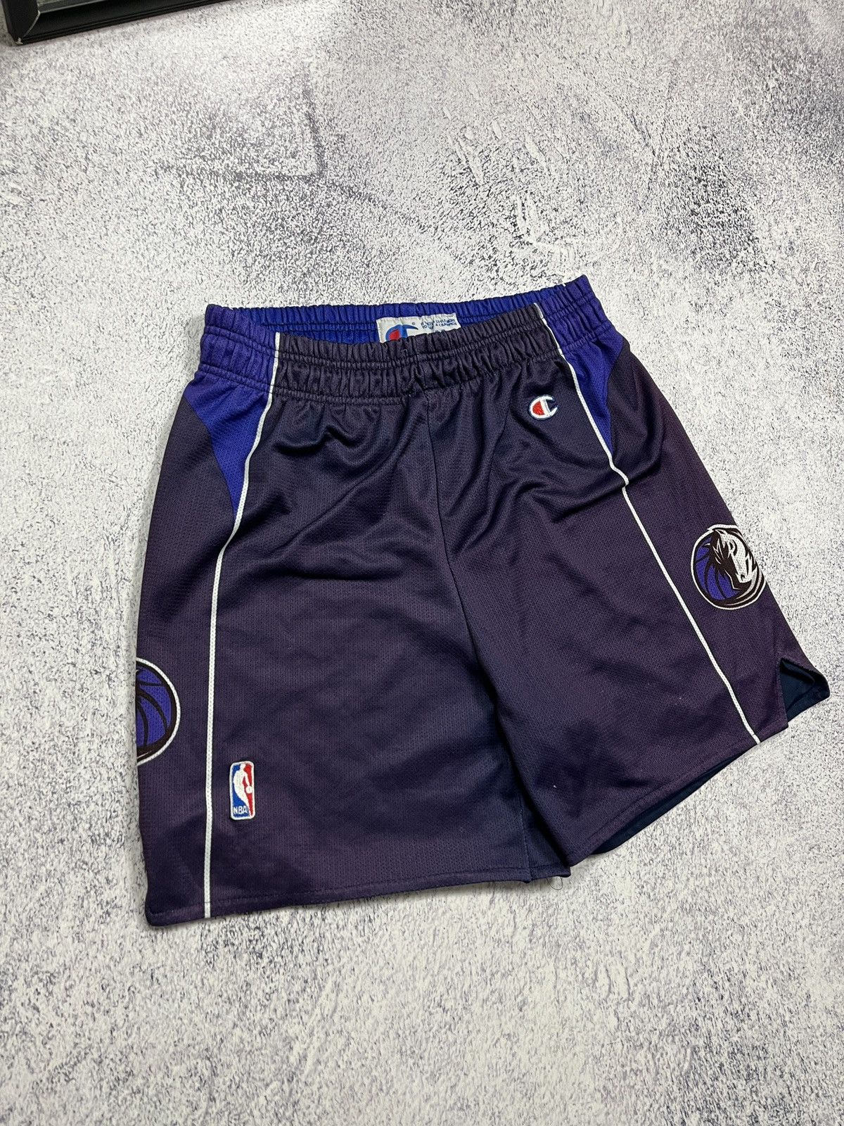 Champion × NBA × Vintage Vintage Dallas Mavericks 2004-10 Champion NBA Shorts Away Size US 32 / EU 48 - 3 Thumbnail