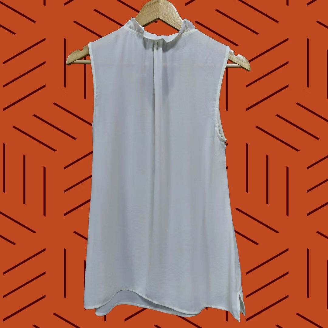 Talbots TALBOTS Sleeveless White Blouse Solid V-Neck Women M Shirt Blouse Sleeveless White Button V-Neck Casual Business Summer Spring Womens Size M Size M / US 6-8 / IT 42-44 - 1 Thumbnail